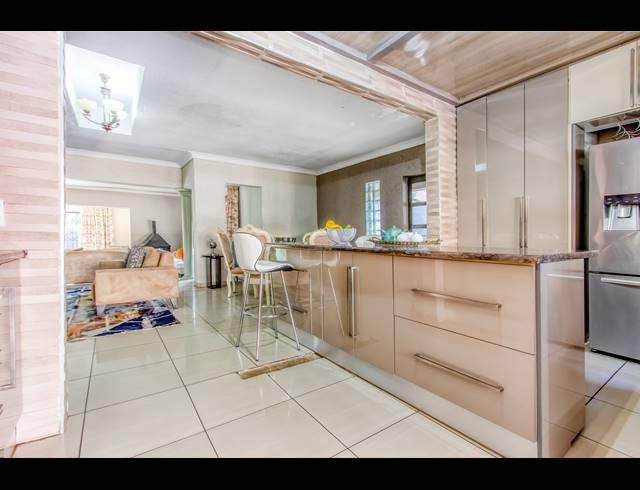 5 BEDROOM FREESTANDING FOR SALE IN MEREDALE